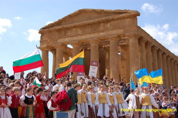 Gli studenti delle scuole di Agrigento incontrano i Gruppi Folkloristici stranieri giorno 14 marzo 2025